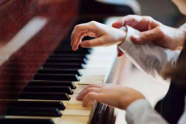 西安弗里多林钢琴专卖店分享学钢琴要注意的事项