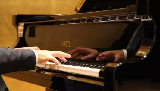 一篇文章告诉你新手适合什么类型的珠江钢琴