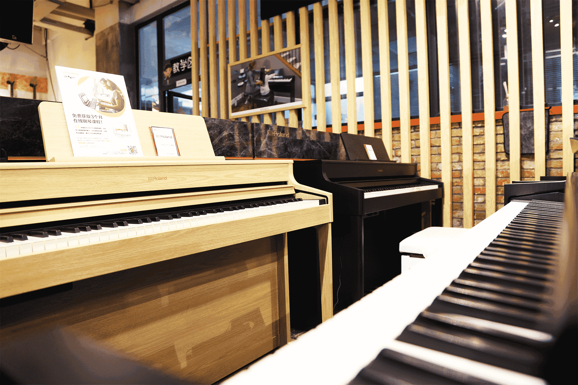 西安钢琴专卖店分享怎样解决第四指不独立的现象